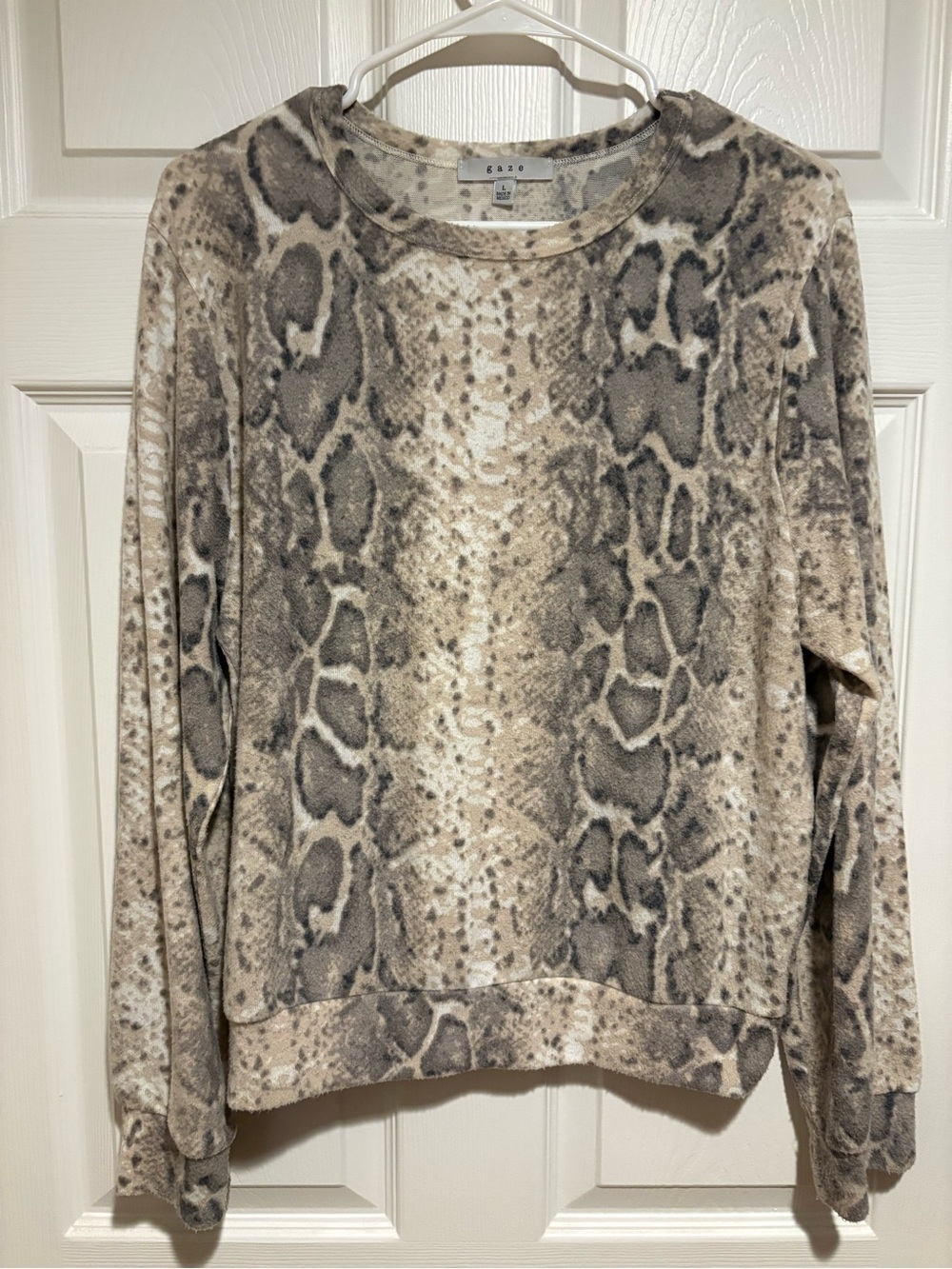 gaze Neutral Snake-Pattern Pullover in Beige and Gray